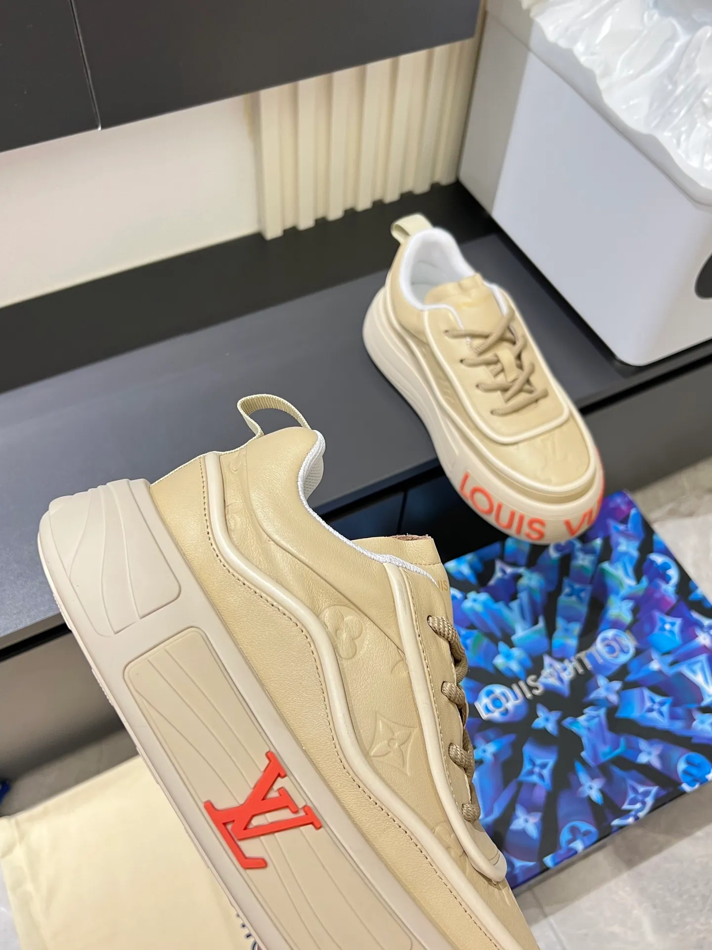 p560 "LOUI* VUITTO*" popular men's casual shoes, genuine development in Italy💯Purchase level quality✔️The upper is made of official website material first-layer cowhide, comfortable and soft sheepskin feet⚡️Fashionable and versatile. The toe last shape is firm and full, and the soles are made from LV original molds and can be freely entered and exited the counter. They are light and comfortable on the foot~purely handmade, details determine the quality! Size:39-44, (38.45 customized)